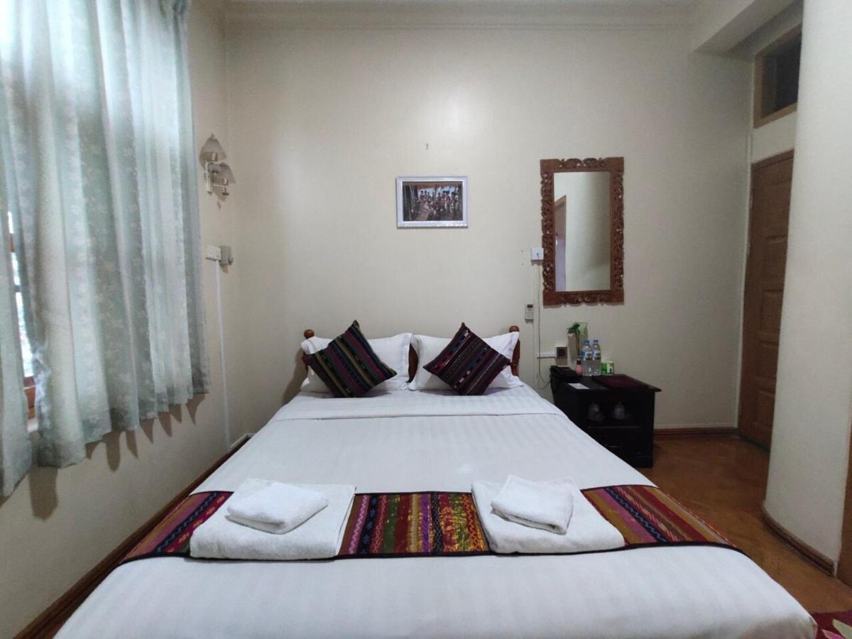 Mr. Charles Hotel Hsipaw Exterior photo