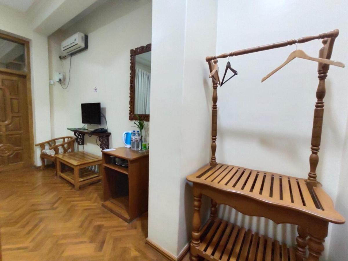 Mr. Charles Hotel Hsipaw Exterior photo